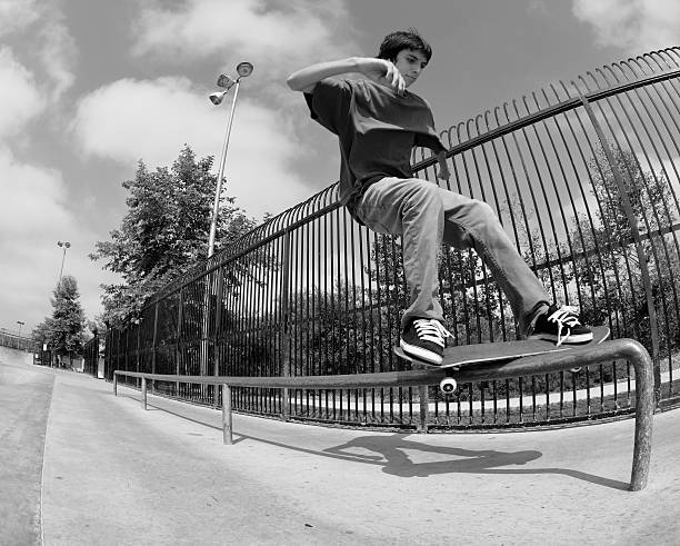 schwachen grind - extreme skateboarding action balance motion stock-fotos und bilder