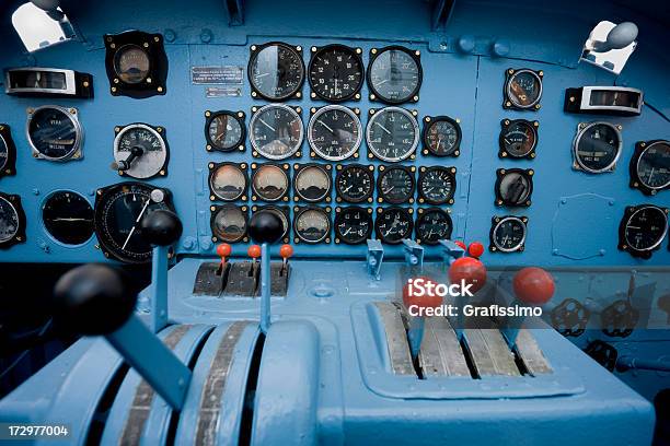 Голубой Cockpit Старый Самолет — стоковые фотографии и другие картинки Flight Instruments - Flight Instruments, Machinery, Авиакосмическая промышленность
