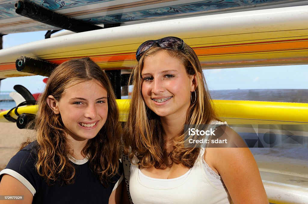 Dziewczyny z deski surfingowe - Zbiór zdjęć royalty-free (Aparat ortodontyczny)