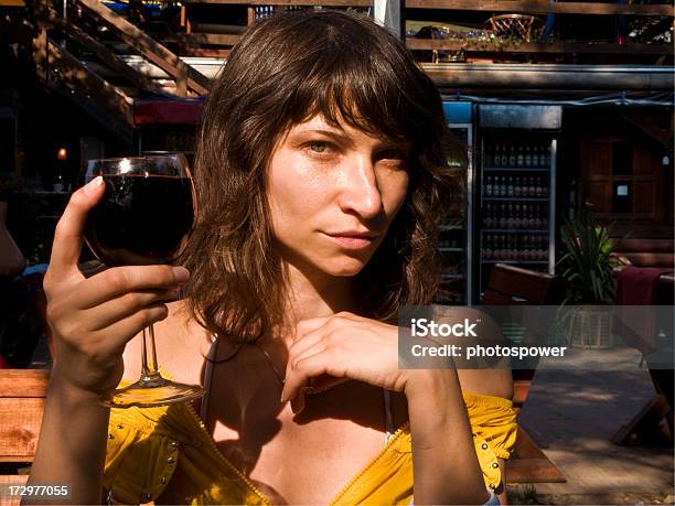 Mujer Brindis Foto de stock y más banco de imágenes de 20 a 29 años - 20 a 29 años, 20-24 años, Actividad de fin de semana