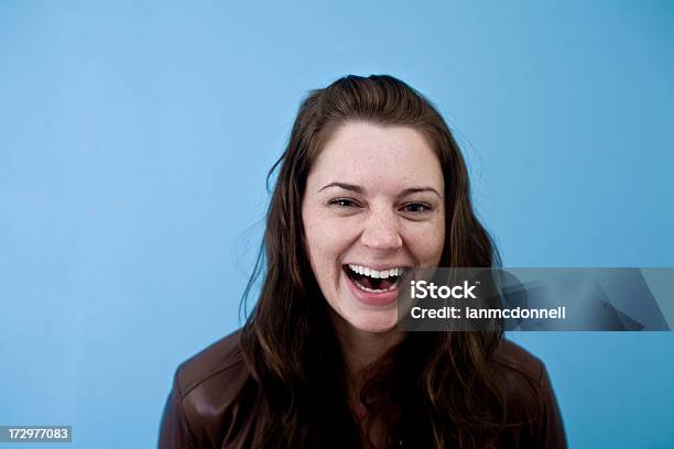 Lachen Stockfoto und mehr Bilder von Attraktive Frau - Attraktive Frau, Bewegung, Blau