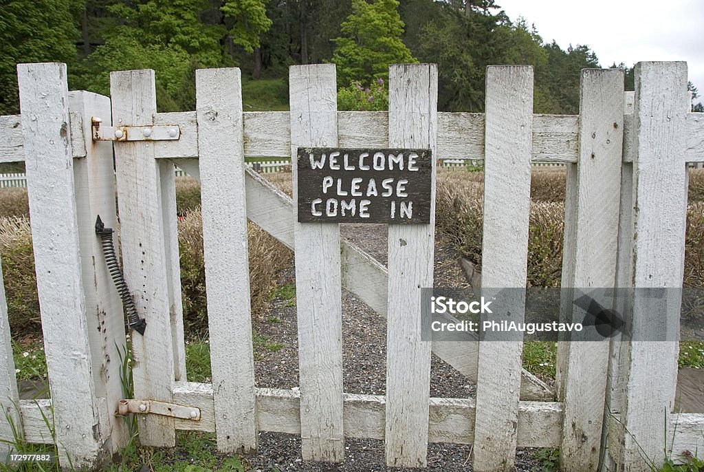 Sinal de boas-vindas na garden gate - Foto de stock de Arbusto royalty-free