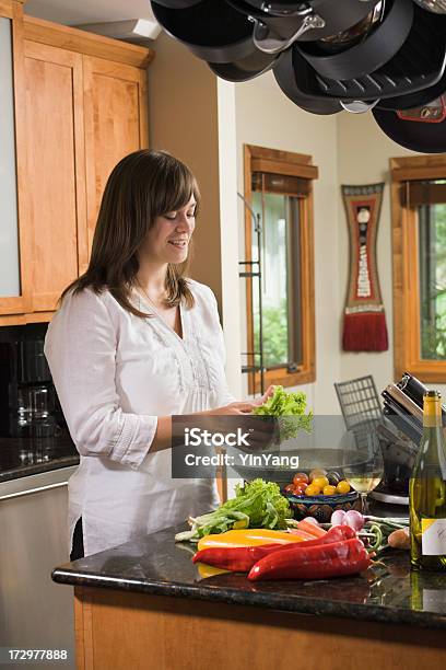 Ensalada De Decisiones Foto de stock y más banco de imágenes de 20 a 29 años - 20 a 29 años, 25-29 años, Adulto