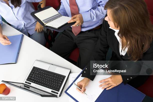 Foto de Trabalho Em Equipe No Escritório e mais fotos de stock de 20 Anos - 20 Anos, Adulto, Apresentação - Discurso