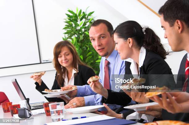 Jedzenie Na Spotkanie - zdjęcia stockowe i więcej obrazów Biuro - Biuro, Biznes, Biznesmen