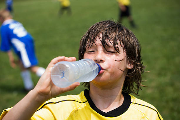 boy agua potable - sediento fotografías e imágenes de stock