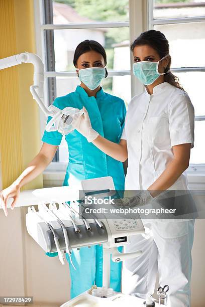 Dental Lavoro Di Squadra - Fotografie stock e altre immagini di Adulto - Adulto, Adulto di mezza età, Ambulatorio dentistico