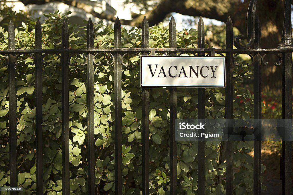 Señal de Vacancy en una cama y desayuno - Foto de stock de Alojamiento y desayuno libre de derechos