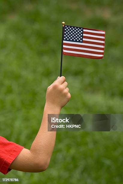 Criança Com Mini Patriótico De Bandeira Americana Vermelha De Manga - Fotografias de stock e mais imagens de 4 de Julho