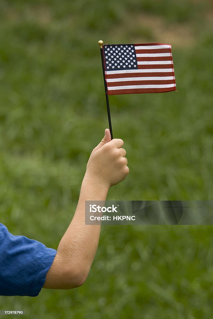 Enfant avec un drapeau américain patriotique Miniature Bleu manche - Photo de 4 juillet libre de droits