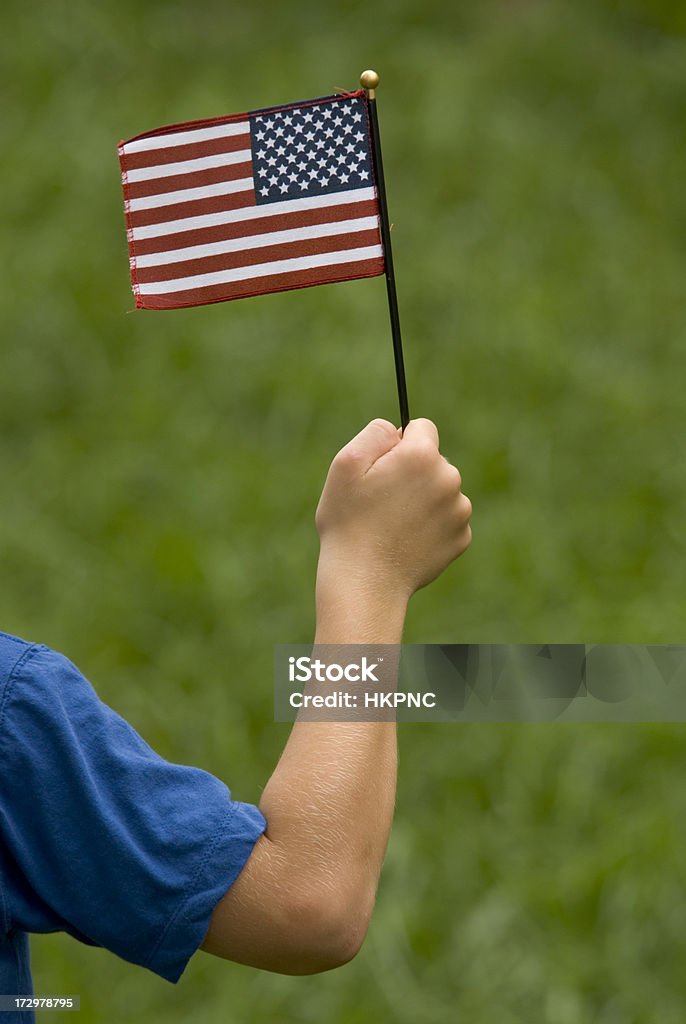 Patriótica estadounidense en miniatura niño con bandera estadounidense azul funda - Foto de stock de Acontecimiento libre de derechos