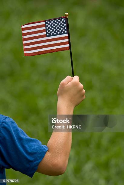 Patriótica Estadounidense En Miniatura Niño Con Bandera Estadounidense Azul Funda Foto de stock y más banco de imágenes de Acontecimiento