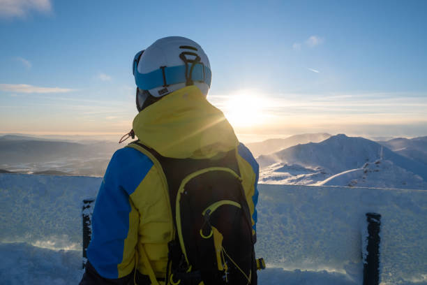 kobieta narciarka patrząca na zachód słońca nad słowackimi górami - chopok zdjęcia i obrazy z banku zdjęć