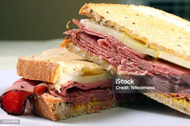 Pastrami Sandwich - Fotografie stock e altre immagini di Carne - Carne, Cena, Cibi e bevande