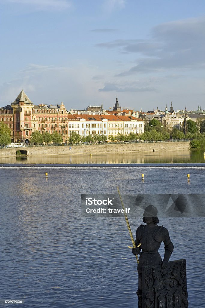 Banca del fiume Moldava a Praga - Foto stock royalty-free di Acqua