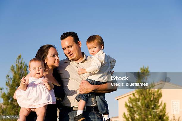 Foto de Linda Família e mais fotos de stock de 12-17 meses - 12-17 meses, Abraçar, Adulto