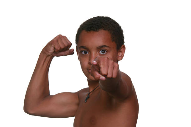 rapaz apontando e apresentando músculo - conquerer imagens e fotografias de stock