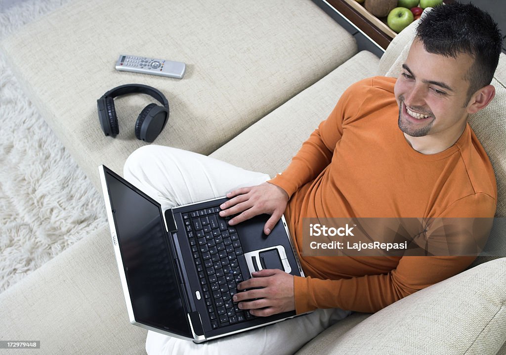 Giovane uomo lavorando o studiando a casa - Foto stock royalty-free di Adulto