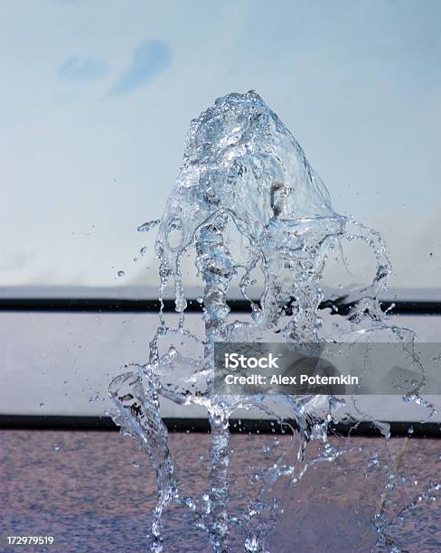 Fonte Salpicos De Água - Fotografias de stock e mais imagens de Abstrato - Abstrato, Ao Ar Livre, Azul