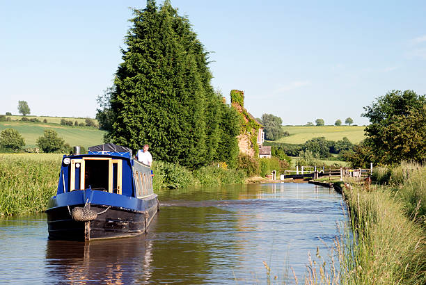 narrow boat near a lock on the oxford canal - dar tekne stok fotoğraflar ve resimler