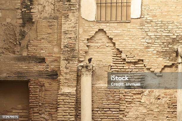 Pidgeon Ubicado En La Columna Foto de stock y más banco de imágenes de Columna arquitectónica - Columna arquitectónica, Comunidad Autónoma de Andalucía, Descansar
