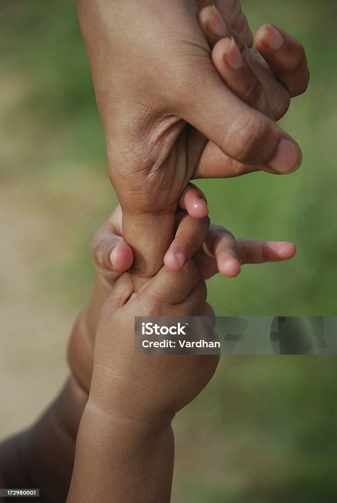 Baby in der Hand der Mutter stattfinden - Lizenzfrei Alleinerzieherin Stock-Foto