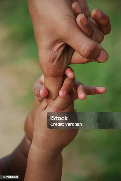 Bambino Mano Che Si Terrà Da Madre - Fotografie stock e altre immagini di Accudire - Accudire, Amore, Assistenza