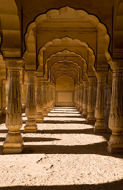 янтарный форт в джайпуре - jaipur amber fort column amber palace стоковые фото и изображения