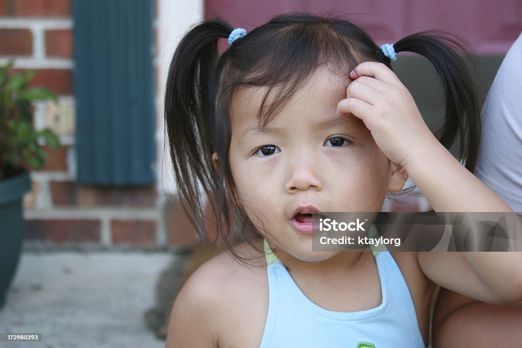 Chinesische Kleinkinder Sich am Kopf kratzen - Lizenzfrei Kleinstkind Stock-Foto