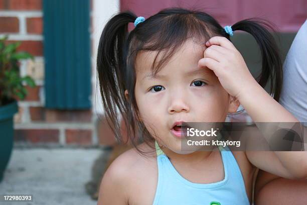 Chinesische Kleinkinder Sich Am Kopf Kratzen Stockfoto und mehr Bilder von Kleinstkind - Kleinstkind, Kratzen, Haarzopf