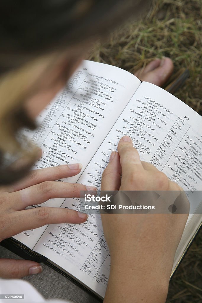 Lesen die Bibel - Lizenzfrei Abmachung Stock-Foto