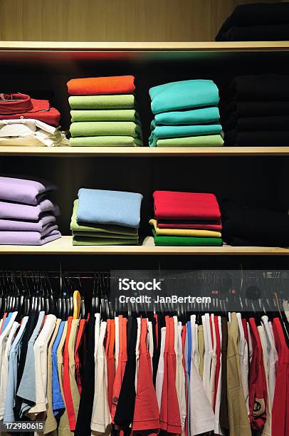 Sweater A Excluir - Fotografias de stock e mais imagens de Armazém Comercial - Armazém Comercial, Arrumado, Boutique