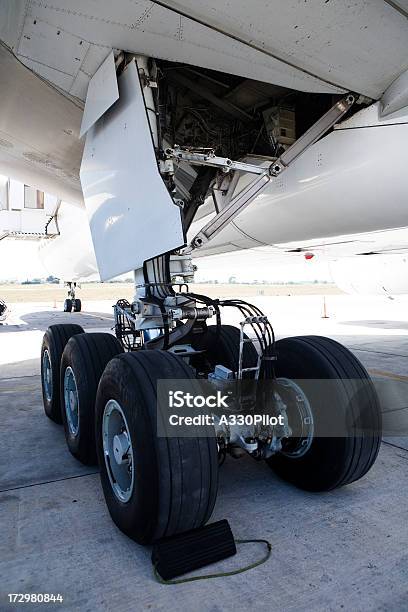 Foto de Avião De Marcha e mais fotos de stock de Avião - Avião, Pneu, Aeroporto