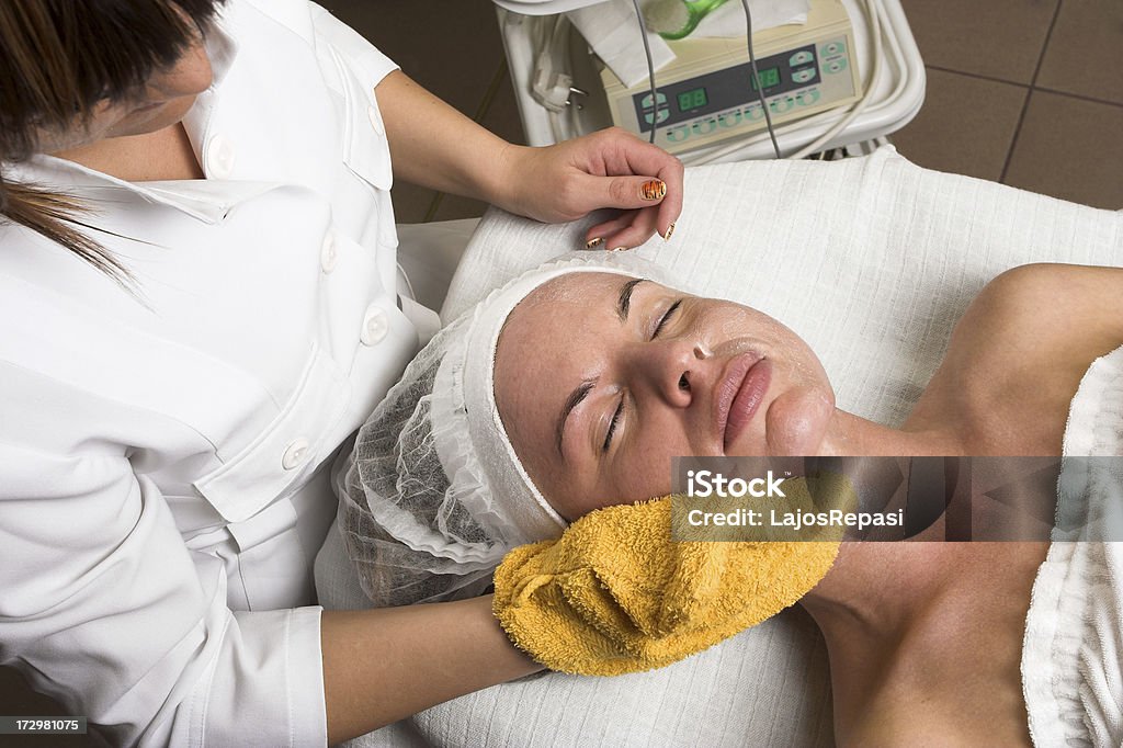 Bella giovane donna con una rilassante trattamento viso rivitalizzanti - Foto stock royalty-free di Adulto