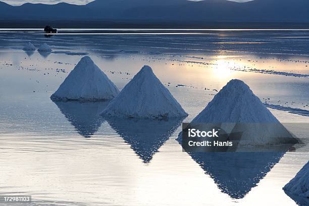 Salar De Uyuni - Fotografie stock e altre immagini di Acqua - Acqua, Alba - Crepuscolo, Ambientazione tranquilla