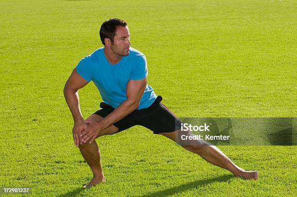 Esticar Na Relva - Fotografias de stock e mais imagens de Camisas - Camisas, Esticar, Musculado