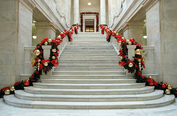 marble steps at christmas - christmas tree stockfoto's en -beelden