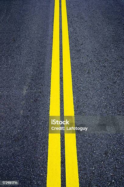 Podwójna Żółta Linia - zdjęcia stockowe i więcej obrazów Asfalt - Asfalt, Droga, Fotografika
