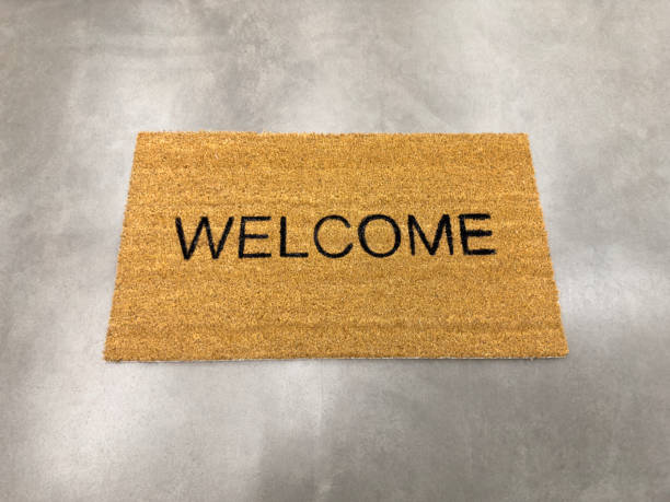 esteira no chão - welcome sign doormat greeting floor mat - fotografias e filmes do acervo