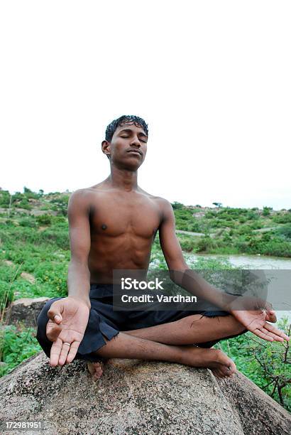 Yoga Stockfoto und mehr Bilder von Abgeschiedenheit - Abgeschiedenheit, Achtsamkeit - Persönlichkeitseigenschaft, Asiatischer und Indischer Abstammung