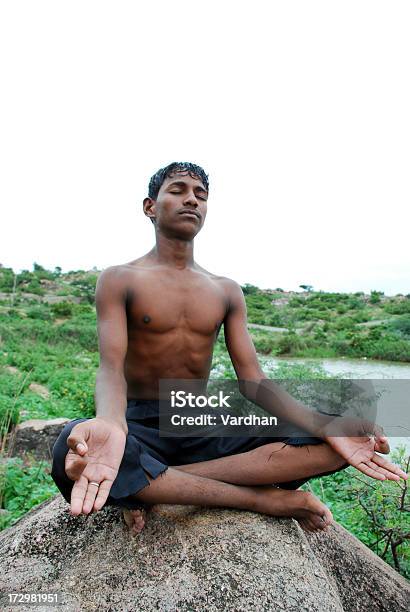 Photo libre de droit de De Yoga banque d'images et plus d'images libres de droit de Activité de loisirs - Activité de loisirs, Adolescent, Adulte