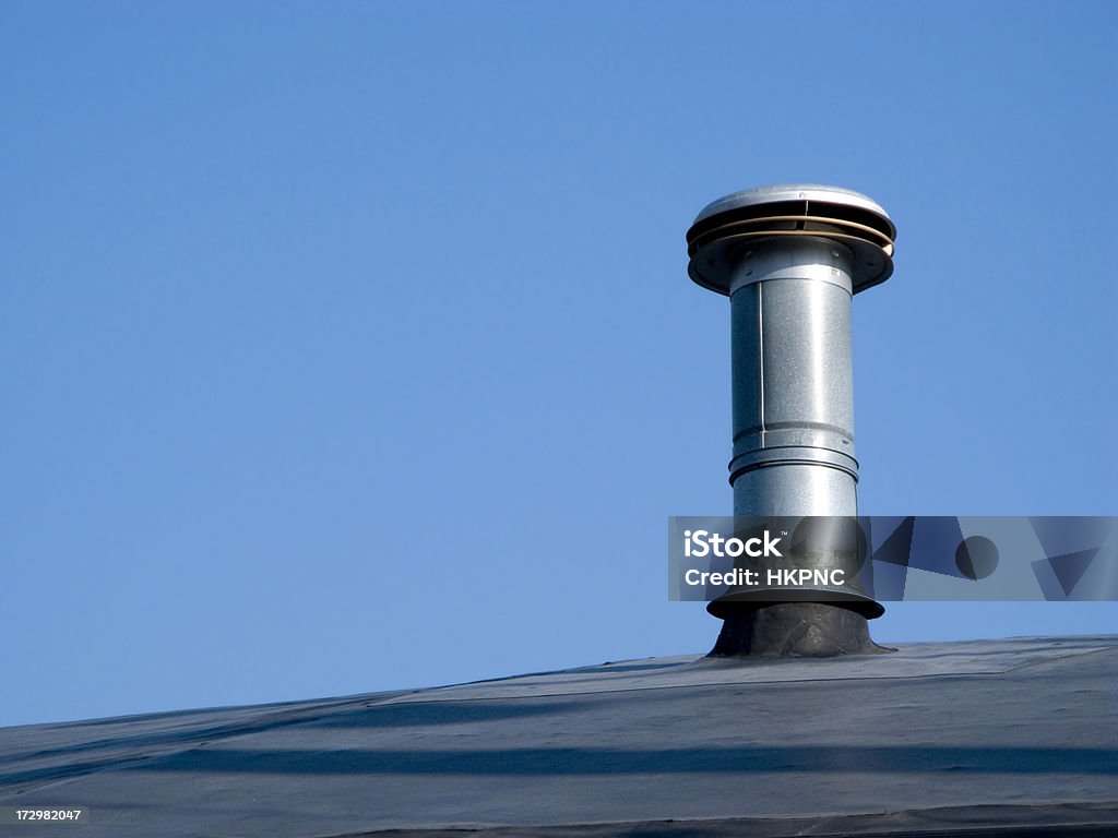 Pojedynczy wywietrznika powietrza na dachu - Zbiór zdjęć royalty-free (Aluminium)