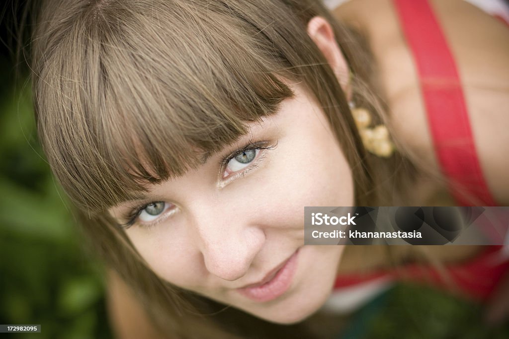 Giovane bella donna con orecchini realizzati di frutti di bosco - Foto stock royalty-free di 20-24 anni