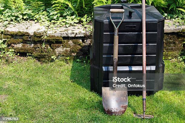 Foto de Casa Compostagem Bin E Verde Fundo De Samambaias e mais fotos de stock de Agricultura - Agricultura, Aposentadoria, Biologia