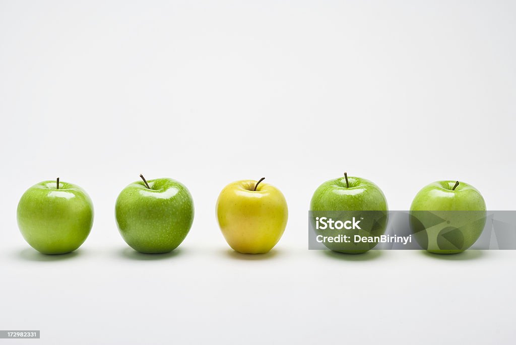 Reihe mit Granny Smith-Äpfeln ein Golden Delicious-All aus Bio-Baumwolle - Lizenzfrei Apfel Stock-Foto