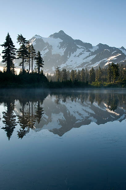 monte shuksan reflexo - montanha shuksan - fotografias e filmes do acervo