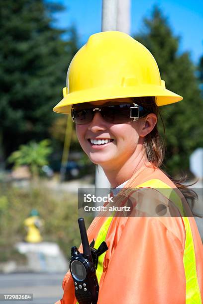 工事現場女性にオレンジの安全ギアヘルメット - 建設のストックフォトや画像を多数ご用意 - 建設, 建設現場, 工事用ヘルメット