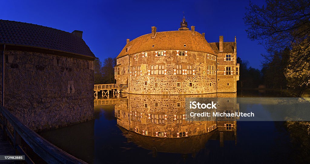 Oświetlony Zamek Panorama - Zbiór zdjęć royalty-free (Frontowe drzwi)