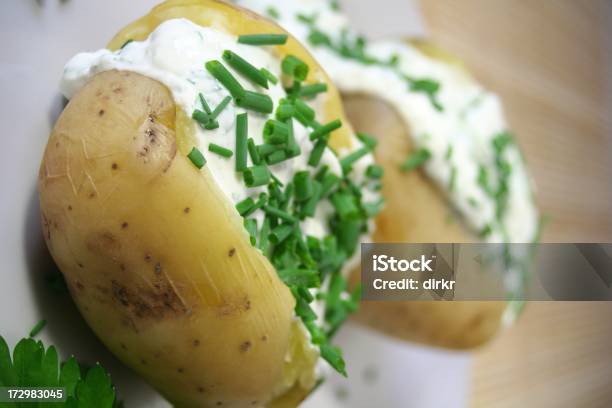 Überbackene Kartoffeln Stockfoto und mehr Bilder von Gebackene Kartoffel - Gebackene Kartoffel, Kartoffelgericht, Schnittlauch