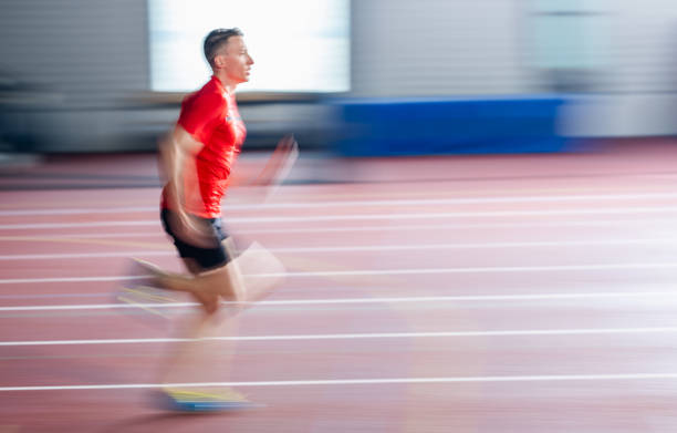 спринтерская тренировка - размытое движение - hurdle hurdling track and field stadium exercise equipment стоковые фото и изображения